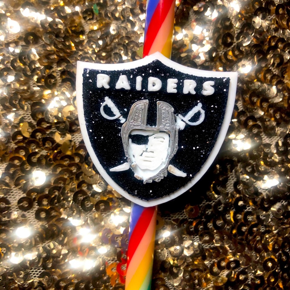 Raider straw charm